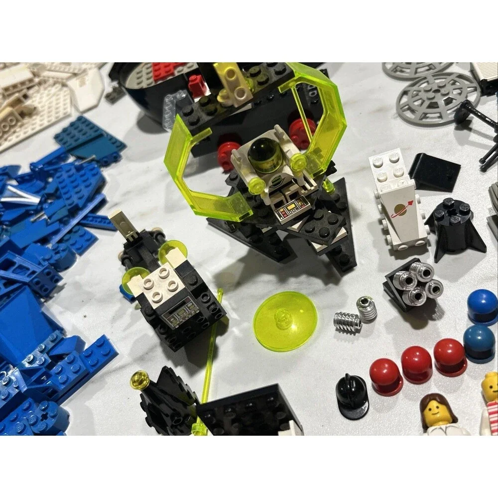 Vintage LEGO Mix Lot Classic Space Astronaut Spaceman Mini Figures Street Signs